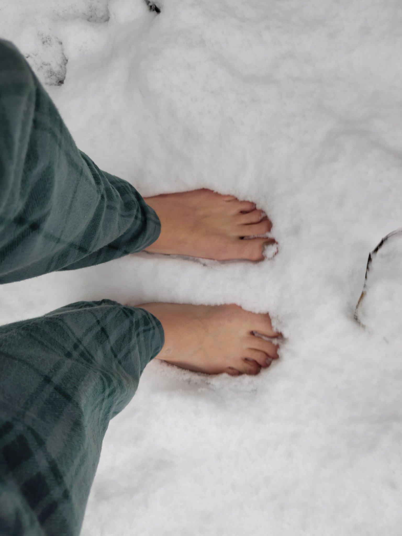 Mijn blote voeten in een flinke laag sneeuw