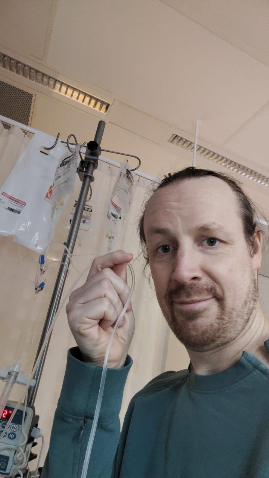 Evert met zijn infuusstandaard 