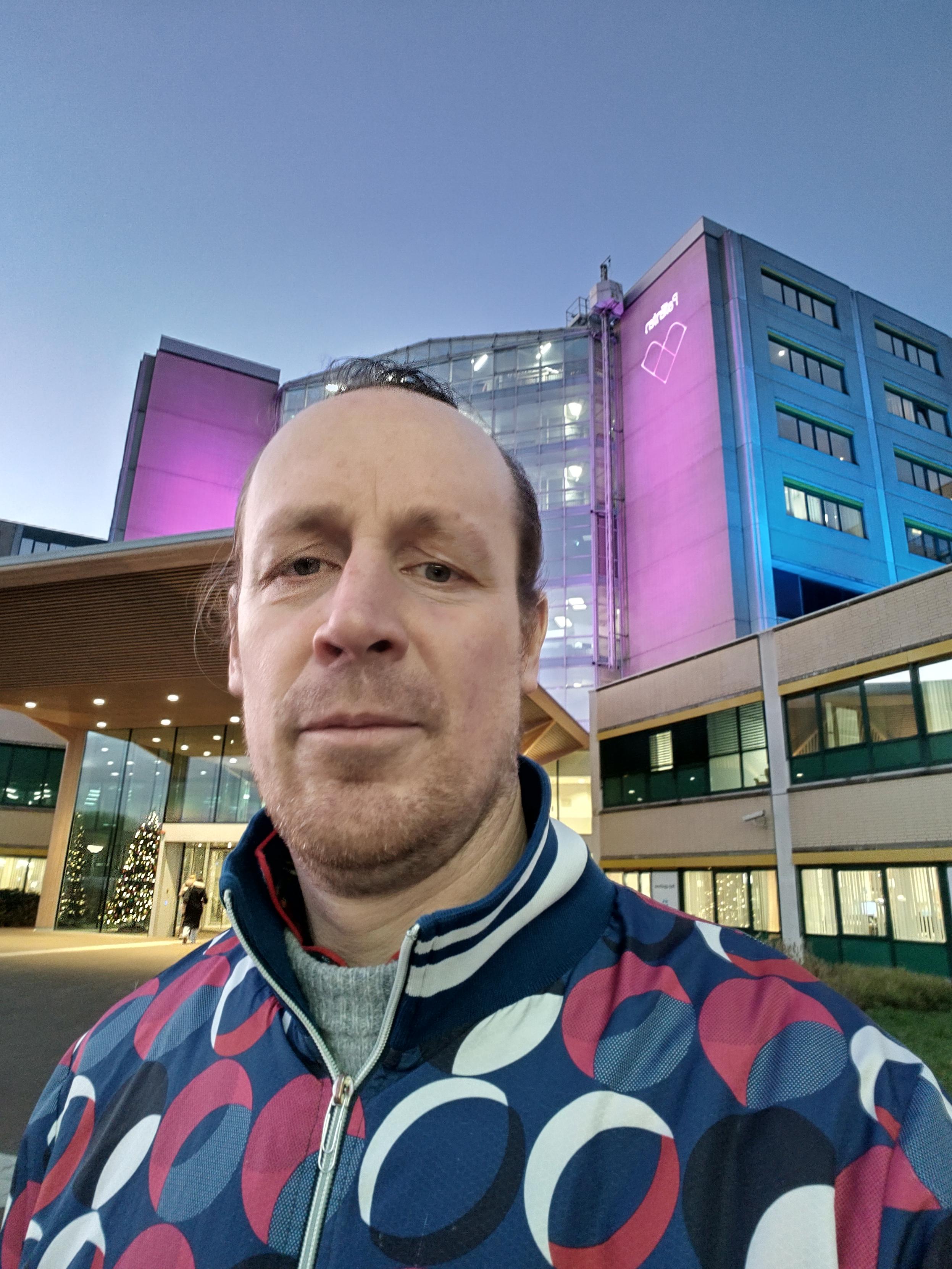 Evert voor het Rijnstate ziekenhuis